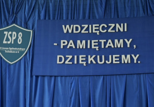 Napis: Wdzięczni- pamiętamy, dziękujemy