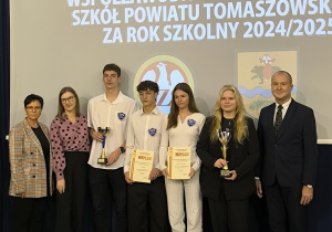 Nagrodzeni uczniowie wraz z p.Michałem Czechowiczem, wicedyrektor p. Katarzyną Pfau, p.Małgorzatą Chrząszcz