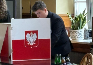 Adrian Sobierski podczas głosowania