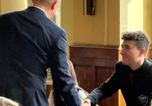 Adrian Sobierski odbiera gratulacje od wiceprezydenta miasta, pana Tomasza Migały.