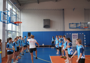 Uczniowie ćwiczą z panią Anna Zambrzycką