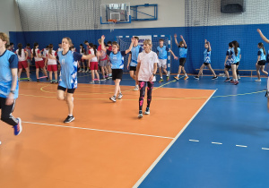 Uczniowie ćwiczą z panią Wandą Panfil