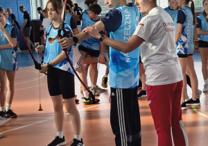 Uczniowie strzelają z łuku z panią Iwoną Dzięcioł–Marcinkiewicz