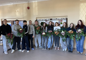 uczniowie z ukończonymi pracami