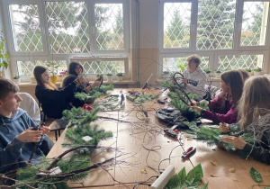 uczniowie zaczynający tworzenie konstrukcji z gałązek