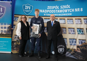 pani dyrektor Agnieszka Dziedzic , p.Piotr Dębicki i uczeń Henryk Bożyk z nagrodą