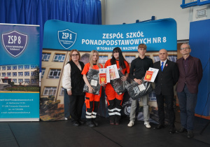 p.dyrkertor Agnieszka Dziedzic, p. Piotr Dębicki, p.Waldemar Fijałkowski z uczniami