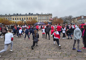 Wspólna rozgrzewka przed biegiem