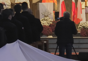 Uczeń Zsp nr 8 w czasie mszy poświęconej obchodom odzyskania niepodległości