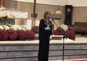 Występ uczennicy ZSP nr 8 w czasie koncertu pieśni patriotycznych