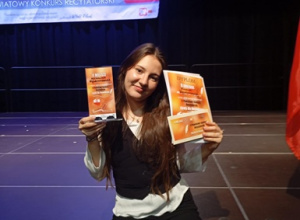 Michalina Węgrzynowska na podium w konkursie „Strofy dla Niepodległej”