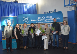 Pan Naczelnik Wydziału Oświaty podczas wręczania podziękowań nauczycielom