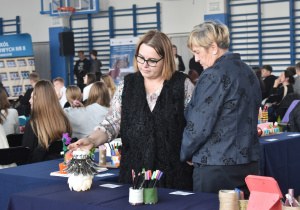 Pani Dyrektor ZSP8 z p.Elżbietą Łojszczyk podczas oglądania prac konkursowych