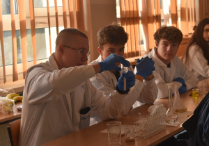 Uczniowie prezentują doświadczenia z biologii