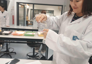 Uczennica podczas pracy w laboratorium