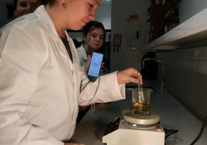 Uczennica podczas pracy w laboratorium