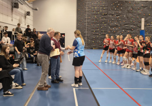 Kapitan ZSP 8 odbiera dyplom za III miejsce