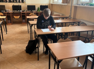 Uczeń klasy IIP Aleksander Mucha w klasie podczas konkursu