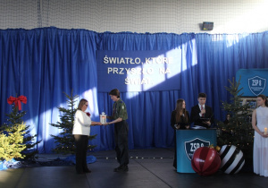 Harcerze na ręce pani Dyrektor przekazują betlejemskie światełko pokoju