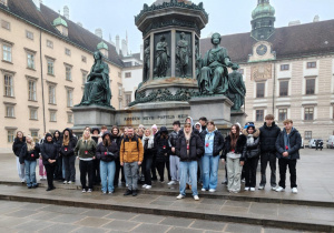 Uczniowie pod pomnikiem cesarza Franciszka I w Wiedniu