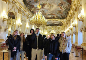 Uczniowie w komnacie balowej w Pałacu Schonbrunn