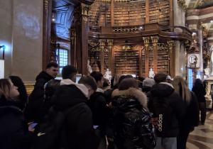 Uczniowie zwiedzający Bibliotekę Narodową w Wiedniu