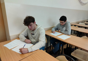 Uczniowie podczas pisania konkursu