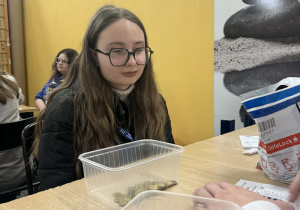 Uczennica w trakcie liczenia pieniędzy