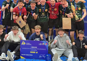 Siatkarze pozujący do pamiątkowego zdjęcia po wygraniu turnieju wojewódzkiego