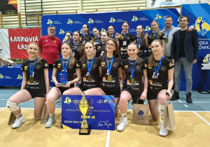 Siatkarze pozujący do pamiątkowego zdjęcia po wygraniu turnieju wojewódzkiego