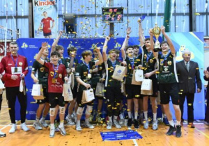 Siatkarze pozujący do pamiątkowego zdjęcia po wygraniu turnieju wojewódzkiego