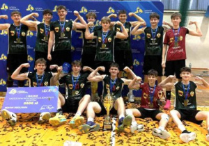 Siatkarze pozujący do pamiątkowego zdjęcia po wygraniu turnieju wojewódzkiego