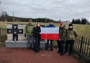 Uczestnicy rajdu pod pomnikiem 25pp AK w Borkowicach Mokrych