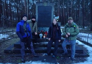 uczestnicy rajdu przed pomnikiem AK w Treście