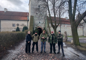 uczestnicy rajdu przed opactwem Cystersów na Podklasztorzu