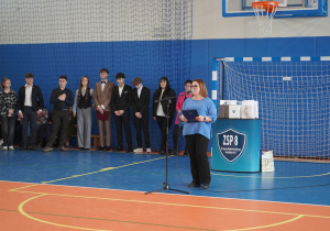 Pani dyrektor podczas apelu szkolnego