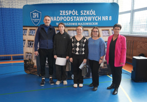 Zwycięzcy Mistrzistw Szkoły w tenisie z p.A.Dziedzic, p.P.Baranem i p.M.Chrząszcz