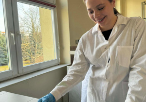 Uczennica wykonuje doświadczenie