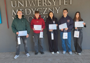 Uczniowie przed Centrum Informacyjno- Bibliotecznym