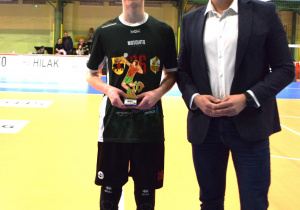 Michał Neroj - najlepszy rozgrywający turnieju z wiceprezydentem