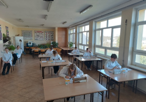 Uczniowie podczas wykonywania zadań