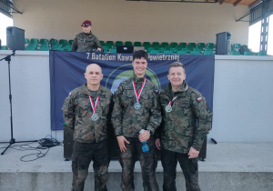 p.Piotr Dębicki i Oskar Kozłowski z Zastępcą Dowódcy 25BKPow