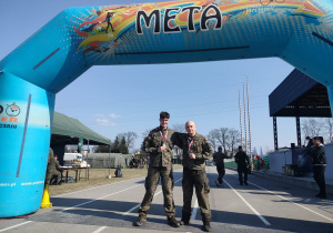 p.Piotr Dębicki i Oskar Kozłowski na mecie