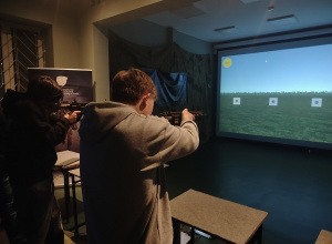 Pierwszaki na strzelnicy