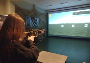 Uczniowie podczas zajęć na strzelnicy