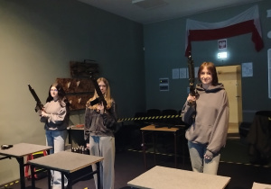 Uczniowie podczas zajęć na strzelnicy