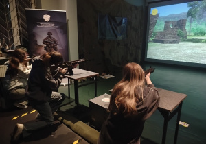 Uczniowie podczas zajęć na strzelnicy