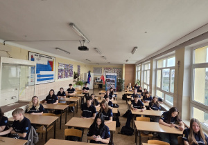 Uczniowie rozwiązują test