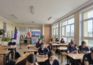 Uczniowie rozwiązują test