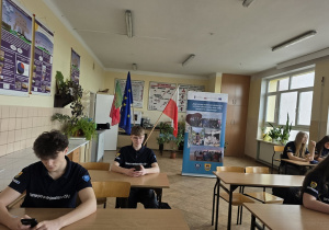 Uczniowie rozwiązują test